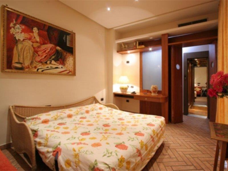 Hotel Suite Ares Napoli Cameră foto